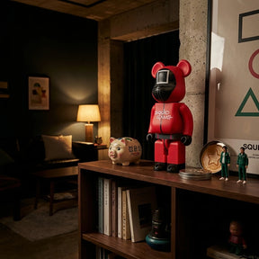1000% Bearbrick - Squid Game (Square Guard) | 1000% Bearbrick - Squid Game (Square Guard) | Køb hos Bearbrick.dk