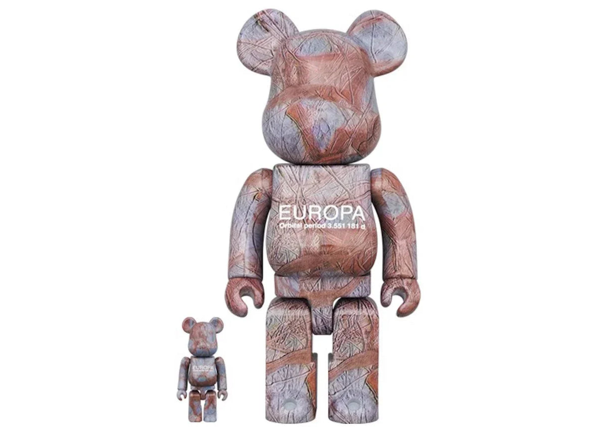 Bearbrick sæt med Europa-design og NASA-logo, 100% og 400% figurer.